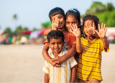 Tủ sách và học bổng cho học sinh hiếu học